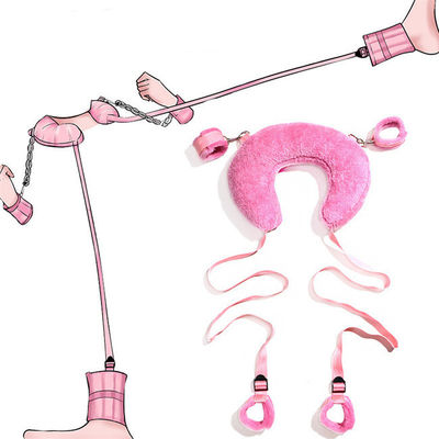 ピンクのクッションBDSMの手首および足首は大人の束縛のキットを平手打ちする